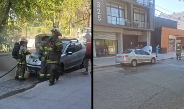 Bomberos Voluntarios acudieron al principio de incendio de un auto en Colón al 300