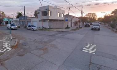 Accidente de tránsito entre un auto y una moto en Mitre y Saenz Peña