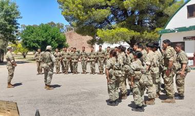 Se realizó una demostración táctica de artillería para cadetes de la Escuela Naval Militar
