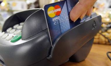 Desde este viernes, se habilitan los pagos en dólares con tarjetas de débito y códigos QR