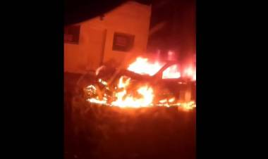 Pérdidas totales en el incendio de un auto en la Nueva Bahía Blanca