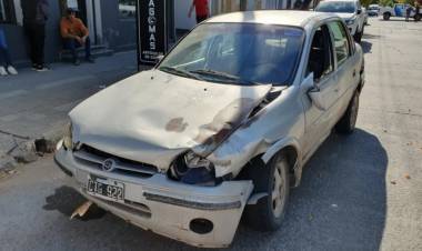 Un hombre iba alcoholizado y chocó en la esquina de la comisaría