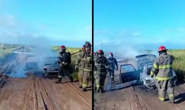 Pérdidas totales en el incendio de un auto en un camino rural en cercanías al Barrio Albatros XX