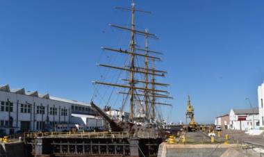 La Fragata ARA “Libertad” continúa su alistamiento en el dique 1 de Puerto Belgrano