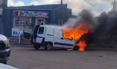 Incendio de una camioneta en Salta y 17 de Febrero