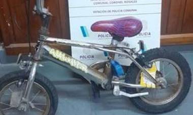 Una mujer robó una bicicleta para niños de un patio y la atraparon