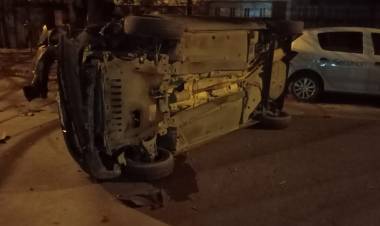 Un auto impactó contra dos vehículos estacionados