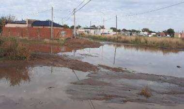 Solicitan informes sobre el deficiente escurrimiento del agua en el Barrio Laura