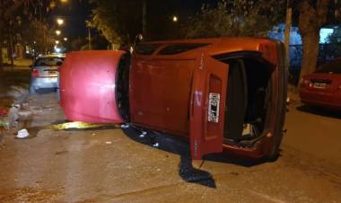 Un conductor de 71 años chocó contra dos autos y volcó en Avellaneda al 500