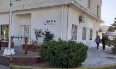 Afiliados de IOSFA fueron a reclamar a la sede local por la grave crisis que atraviesa la obra social