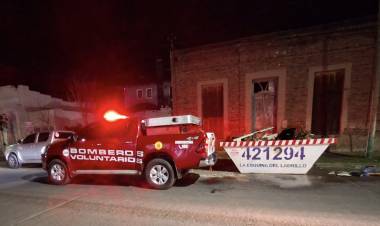 Bomberos Voluntarios acudieron a incendios de dos contenedores y un auto