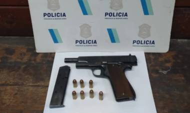 Tres personas fueron detenidas por portación ilegal de arma de fuego