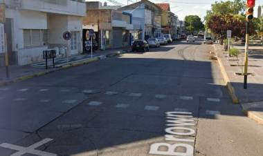 Una nueva pérdida de agua en Rivadavia y Brown, agrava los hundimientos del hormigón