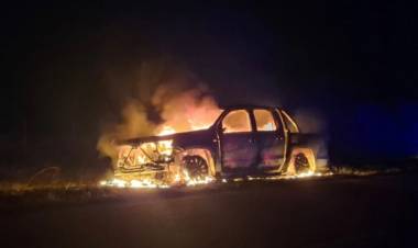 Pérdidas totales en el incendio de una camioneta en la Ruta 113 camino a Pehuen Co