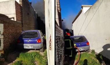 Cuatro vehículos destruidos tras el incendio en un taller de la zona norte