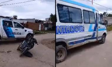Accidente de tránsito entre una moto y vehículo de transporte escolar
