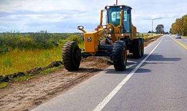 Vialidad Nacional realizó perfilados de banquinas en ruta 229