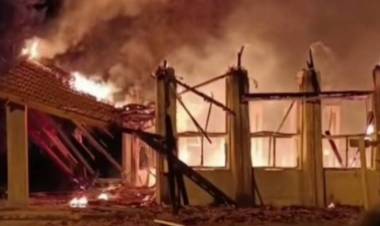 El autor del incendio en la capilla de Pehuen Co fue internado en el Hospital Municipal Eva Perón