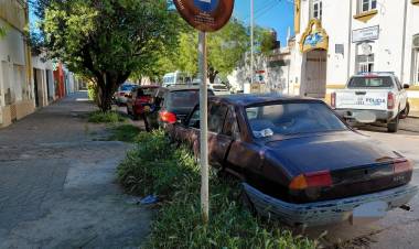 Piden al Municipio que los vehículos accidentados no sean depositados en la vía pública