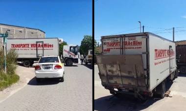 Un camión quedó varado al bajar en contramano por Uriburu y Jujuy y fue multado