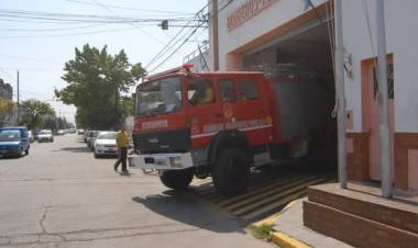 Venta de almanaques en Bomberos Voluntarios y entrega de alimentos del PAAM