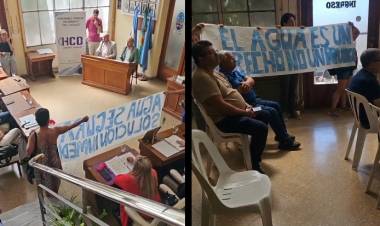 “Queremos agua ya” vecinos reclamaron ante ABSA, no fueron atendidos y fueron al Concejo Deliberante