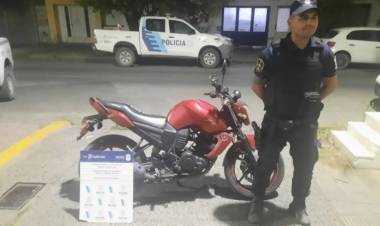 Detuvieron a dos delincuentes acusados de robar una moto
