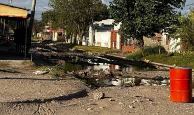 Vecinos convocan a reclamar por la laguna de líquidos cloacales y la obra de asfalto frenada en calle Salta