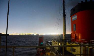 El rompehielos ARA “Almirante Irízar” emprendió la segunda etapa de la Campaña Antártica de Verano