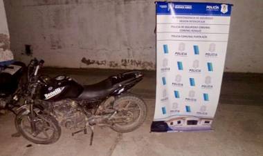 En una moto robada chocó contra un auto en el parque San Martín, la abandonó y se dio a la fuga
