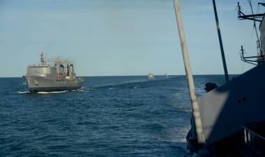 Unidades de la Armada Argentina se adiestran en el mar