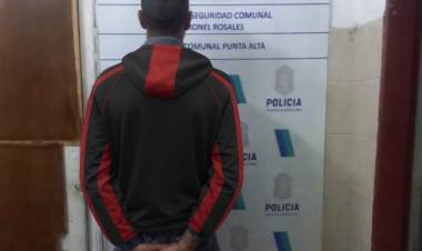 Aprehendieron a un hombre que circulaba sin documentación y con cuchillos en la vía pública