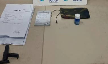 Por las cámaras, identifican a una mujer sospechosa de robar dentro de una camioneta estacionada