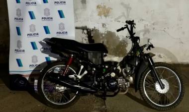 Un hombre iba en una moto hurtada, lo detuvieron y le encontraron cocaína entre sus prendas
