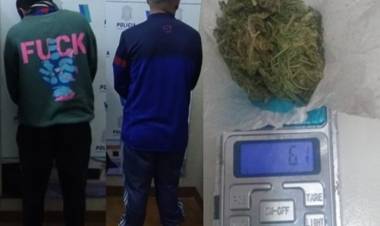 Dos delincuentes intentaron robar una moto y fueron retenidos por vecinos