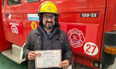 El padre Adán Caraballo fue designado capellán de Bomberos Voluntarios de Punta Alta