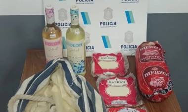 Atraparon a un delincuente con un salchichón, dos vinos y discos de empanadas robados
