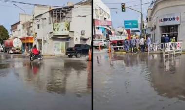 Una empresa rompió un caño de agua en pleno centro de la ciudad