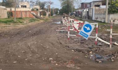 Obra cloacal paralizada, desbordes y vecinos afectados en el Barrio Gaudi