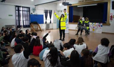 Seguridad Vial en las escuelas del distrito por parte del personal de Tránsito del Municipio