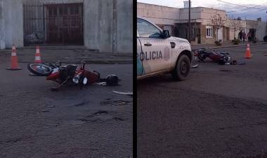 Se produjo un accidente entre una camioneta y una moto en la tarde del domingo