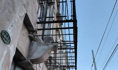 Piden que el Municipio haga controles preventivos sobre balcones y carteleras en mal estado