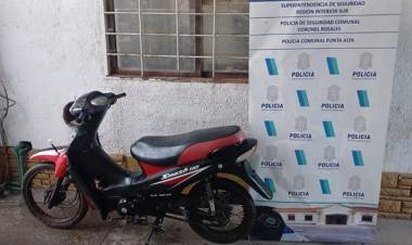 Hallaron una moto robada oculta entre pastizales