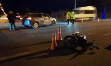 Chocaron una moto y un auto en la Ruta 229, sobre acceso a Villa del Mar