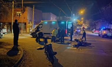 Dos motociclistas resultaron heridos tras chocar contra una camioneta