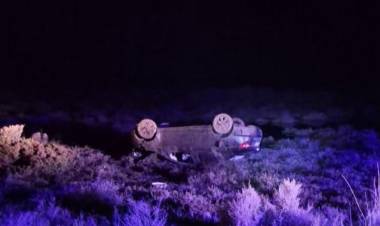 Se despistó en Ruta 229, volteó carteles, columna de alumbrado y terminó volcado en el salitral