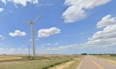 Retiraron el último de los históricos aerogeneradores de la región ubicado en la ruta a Pehuen Co