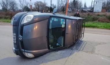 Un puntaltense volcó con su utilitario tras chocar con una camioneta en la rotonda de Grünbein