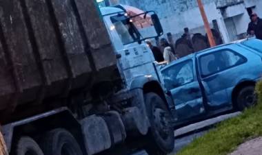 Un choque entre un auto y un camión, dejó una menor herida