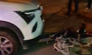 Accidente de tránsito entre una moto y un auto